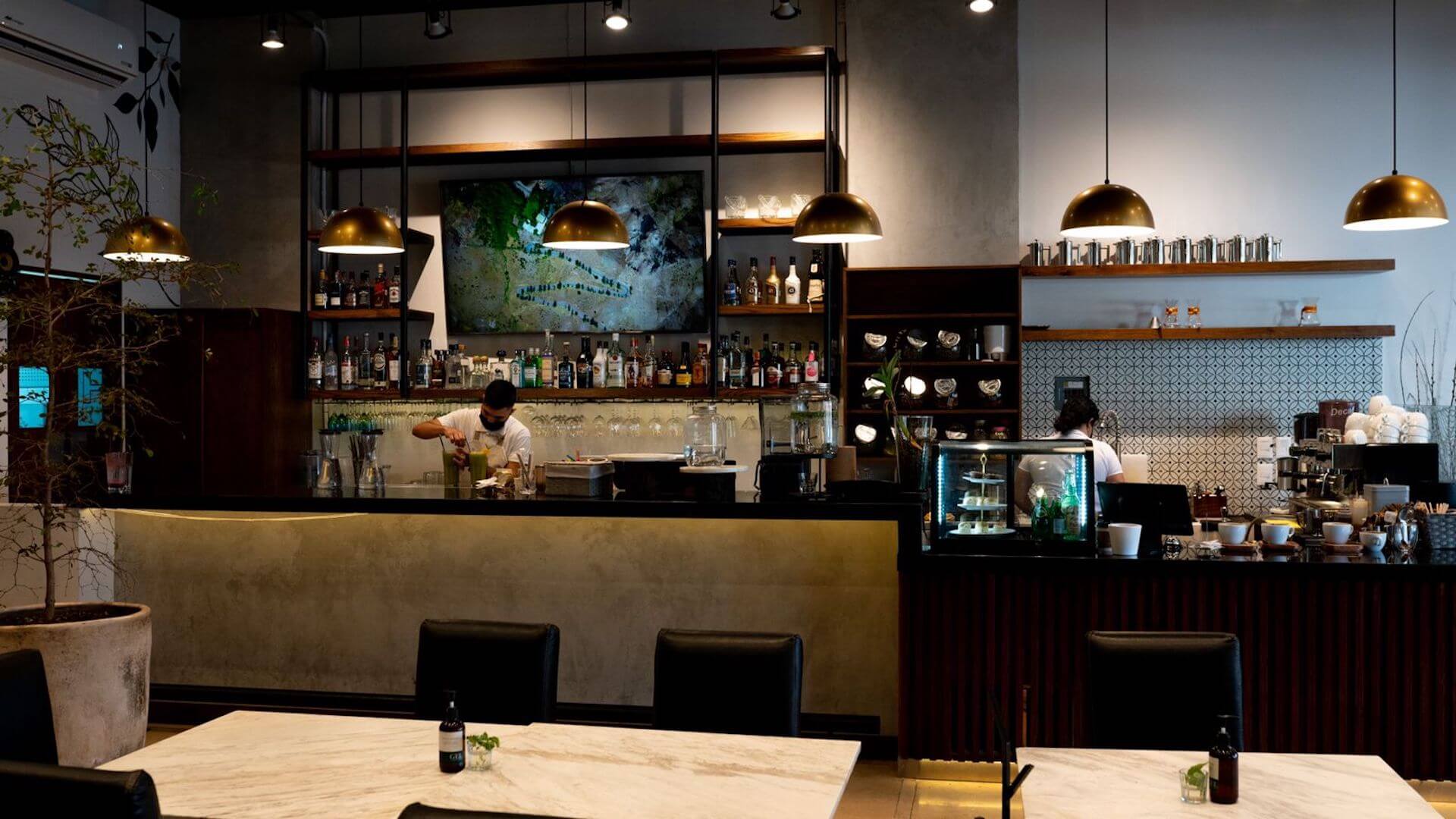 Un restaurante en Marina Vallarta con un ambiente inolvidable y comida exquisita.