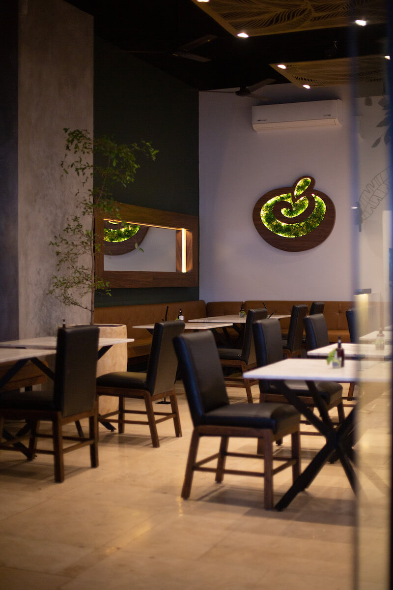 Un restaurante en Marina Vallarta, Puerto Vallarta con mesas y sillas que sirven comida exquisita.
