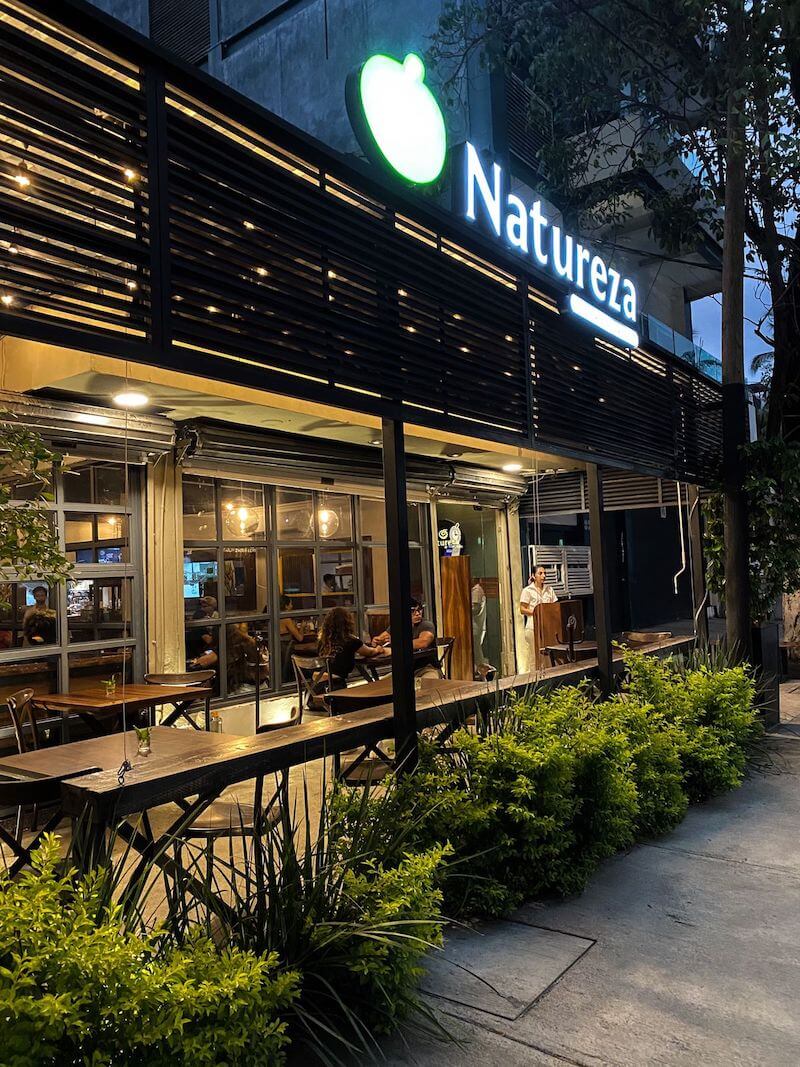 Un Natureza Restaurante, sucursal Versalles de Puerto Vallarta ofrece comida exquisita y asientos al aire libre en medio de la naturaleza.